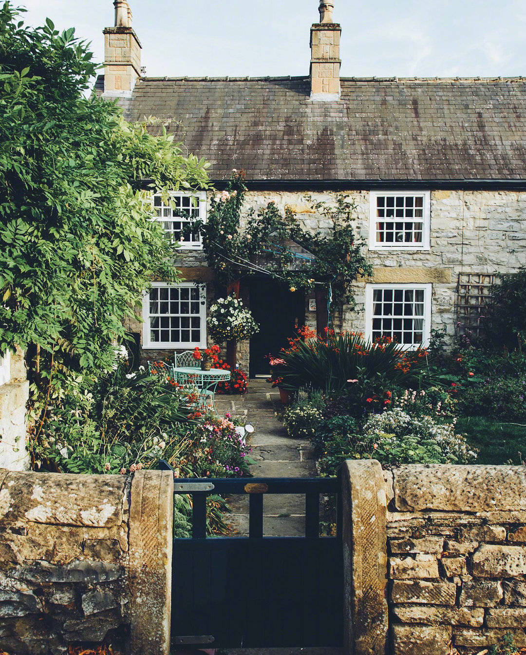 欧洲很多小镇就是这样,房子带着小院,种上花草,养着猫狗