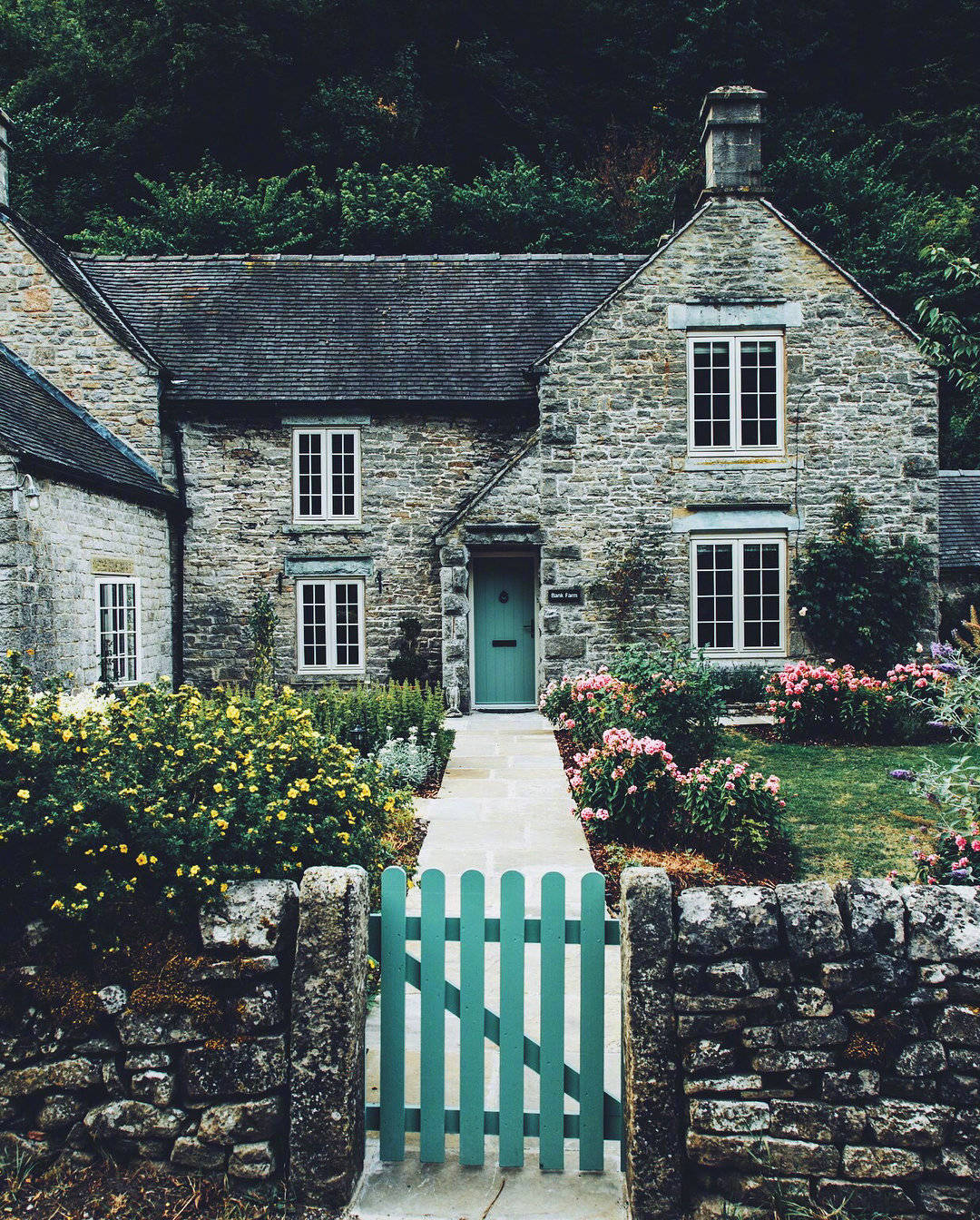 欧洲很多小镇就是这样,房子带着小院,种上花草,养着猫狗