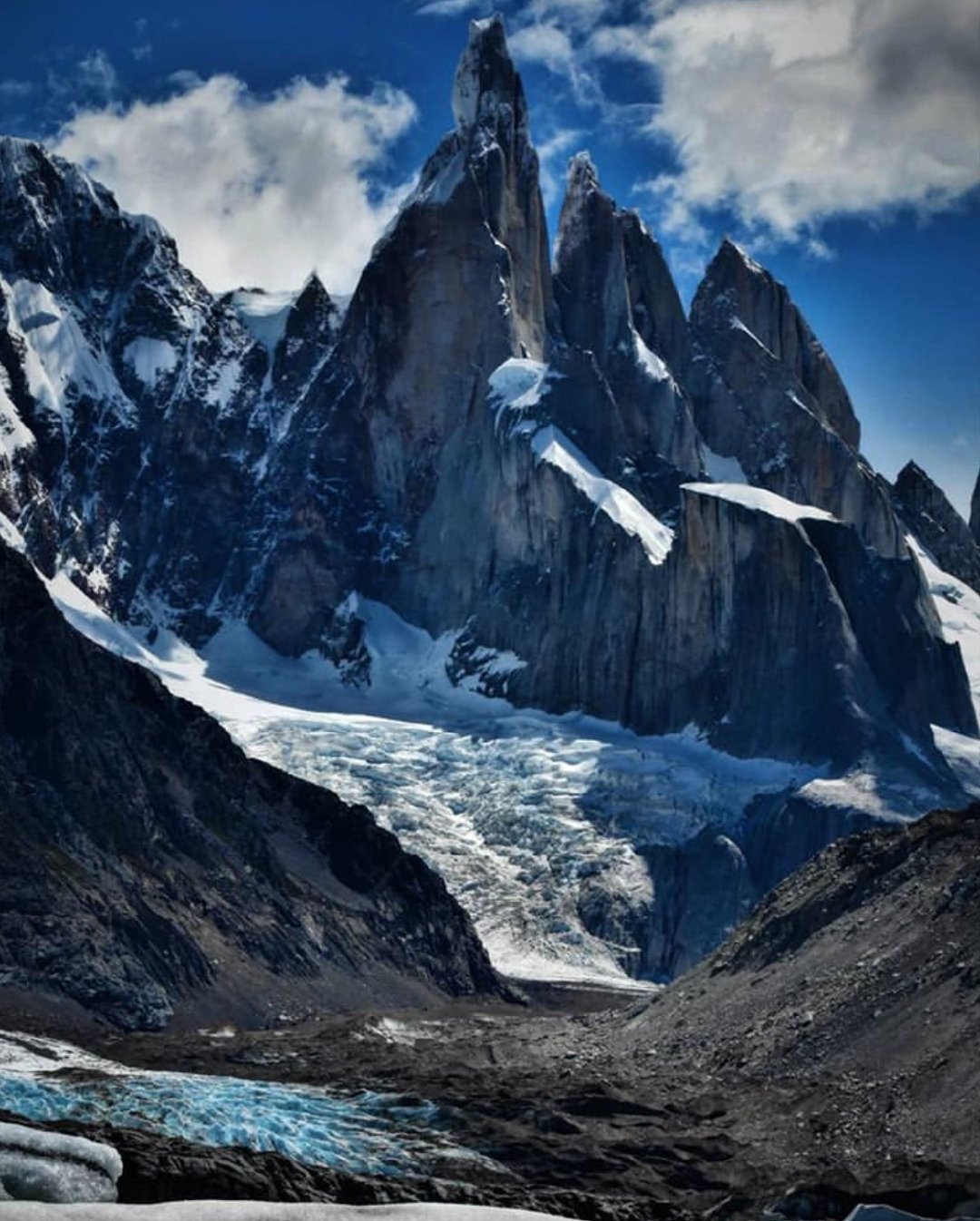 早啊cerrotorre为南美州南端patagonia山区中一座著名山峰