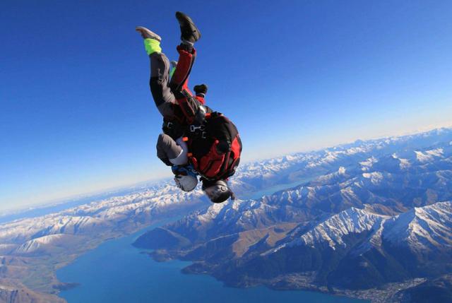 当初从3.9万米高空中跳下,打破多项世界纪录的人,现在怎么样?