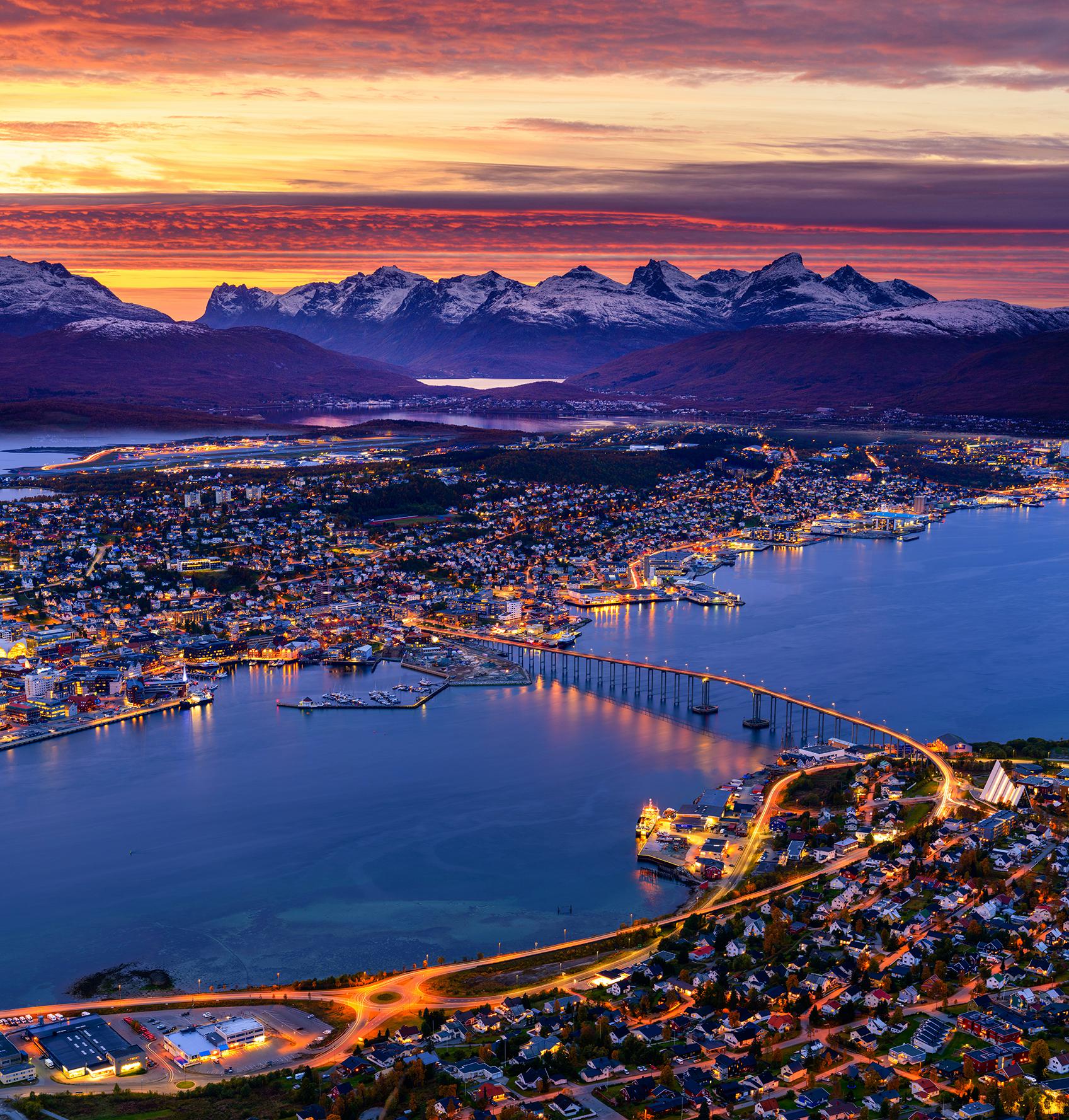 第一天,挪威小城特罗姆瑟,就用如此热烈的火烧云来迎接我们!