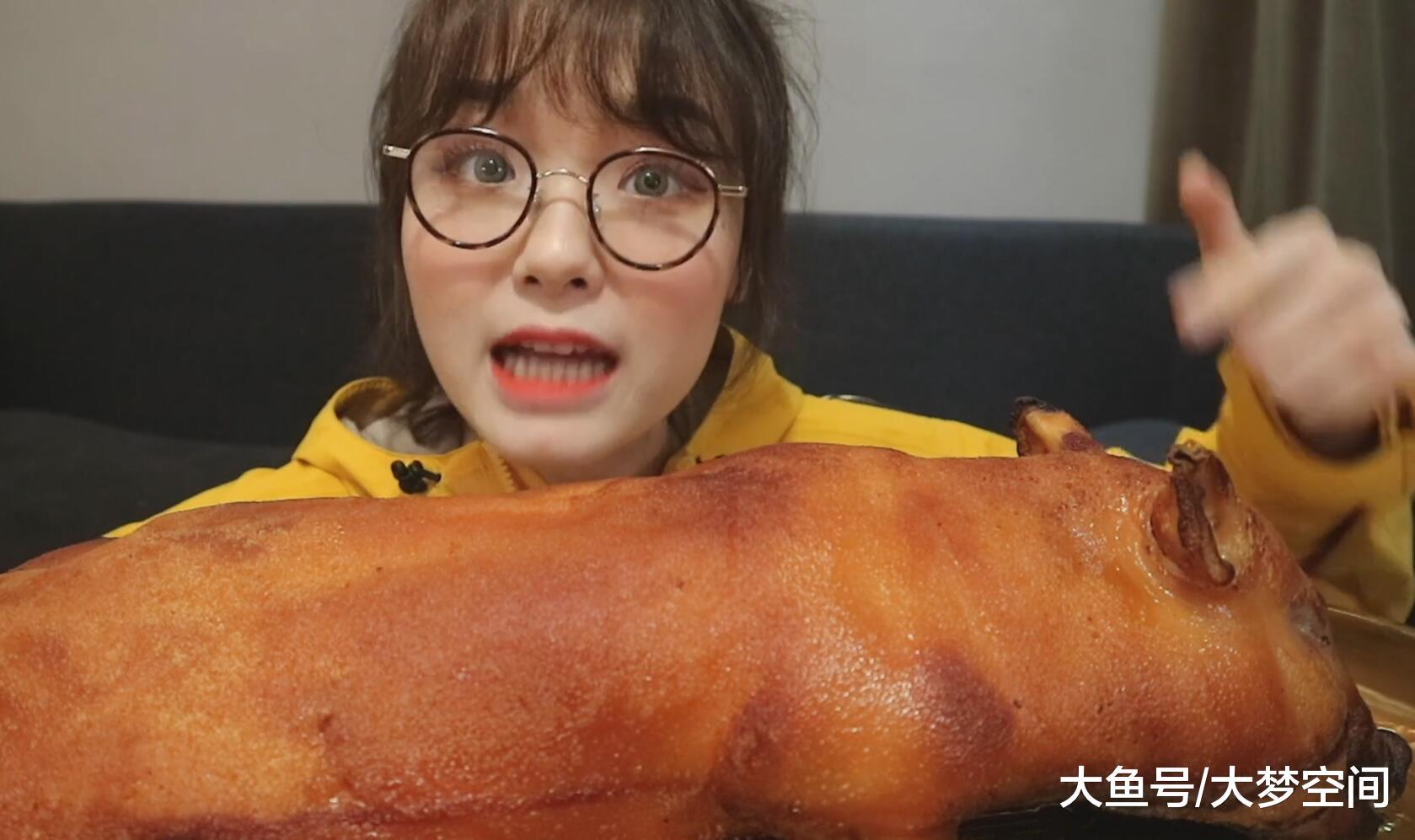 山药烤八斤羊腿,阿尤啃整头烤乳猪