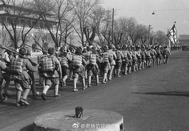 老照片北平解放入城式