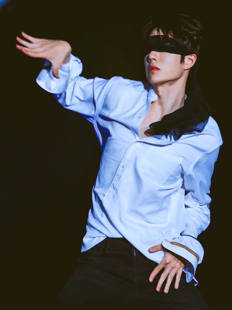 考古王一博惊喜特别多,感受一下王一博蒙眼舞荷尔蒙炸裂瞬间