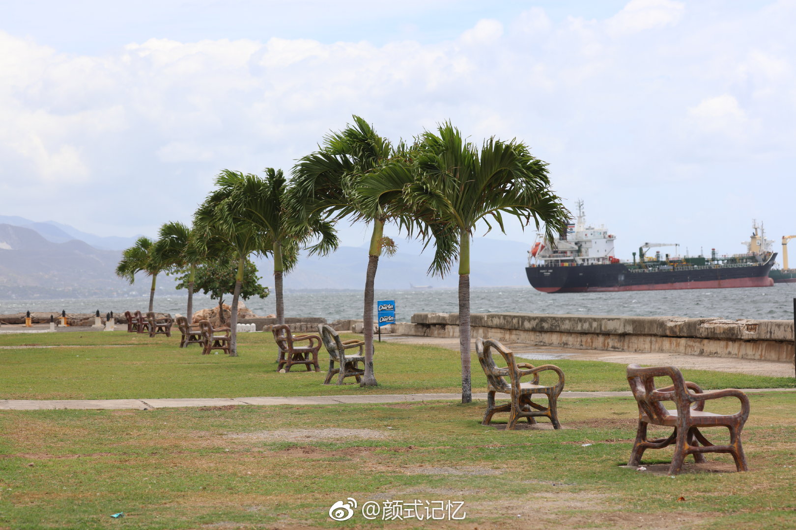 金斯敦港湾看海(南眺)一一(游牙买加首都金斯敦海滨拍摄)