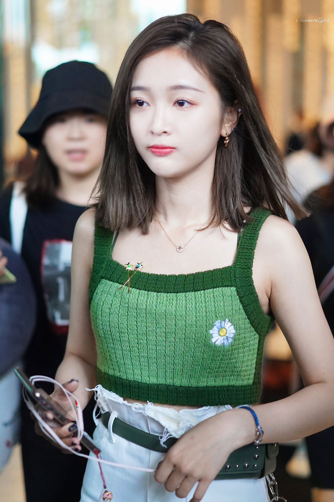 吴宣仪上海机场出发北京齐肩短发绿色吊带白色休闲裤
