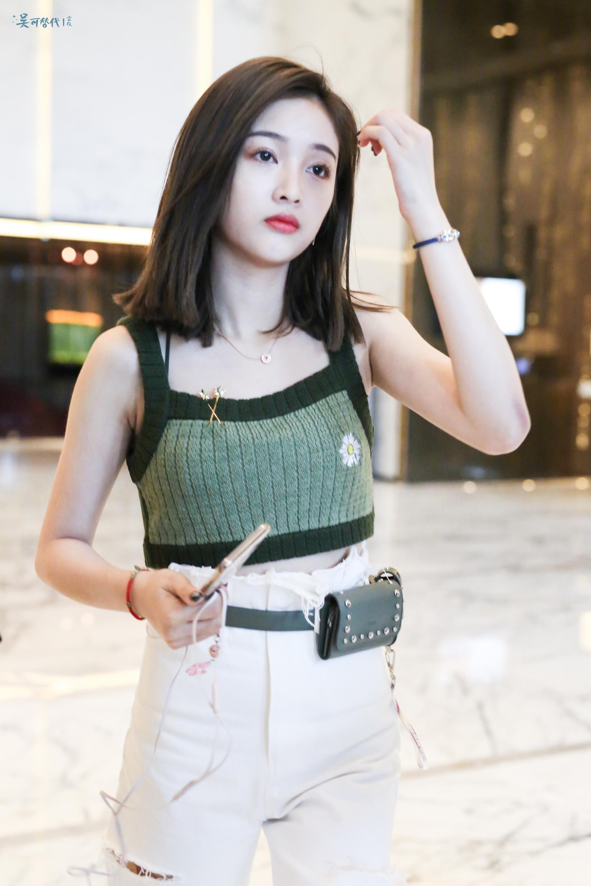 吴宣仪上海机场出发北京齐肩短发绿色吊带白色休闲裤