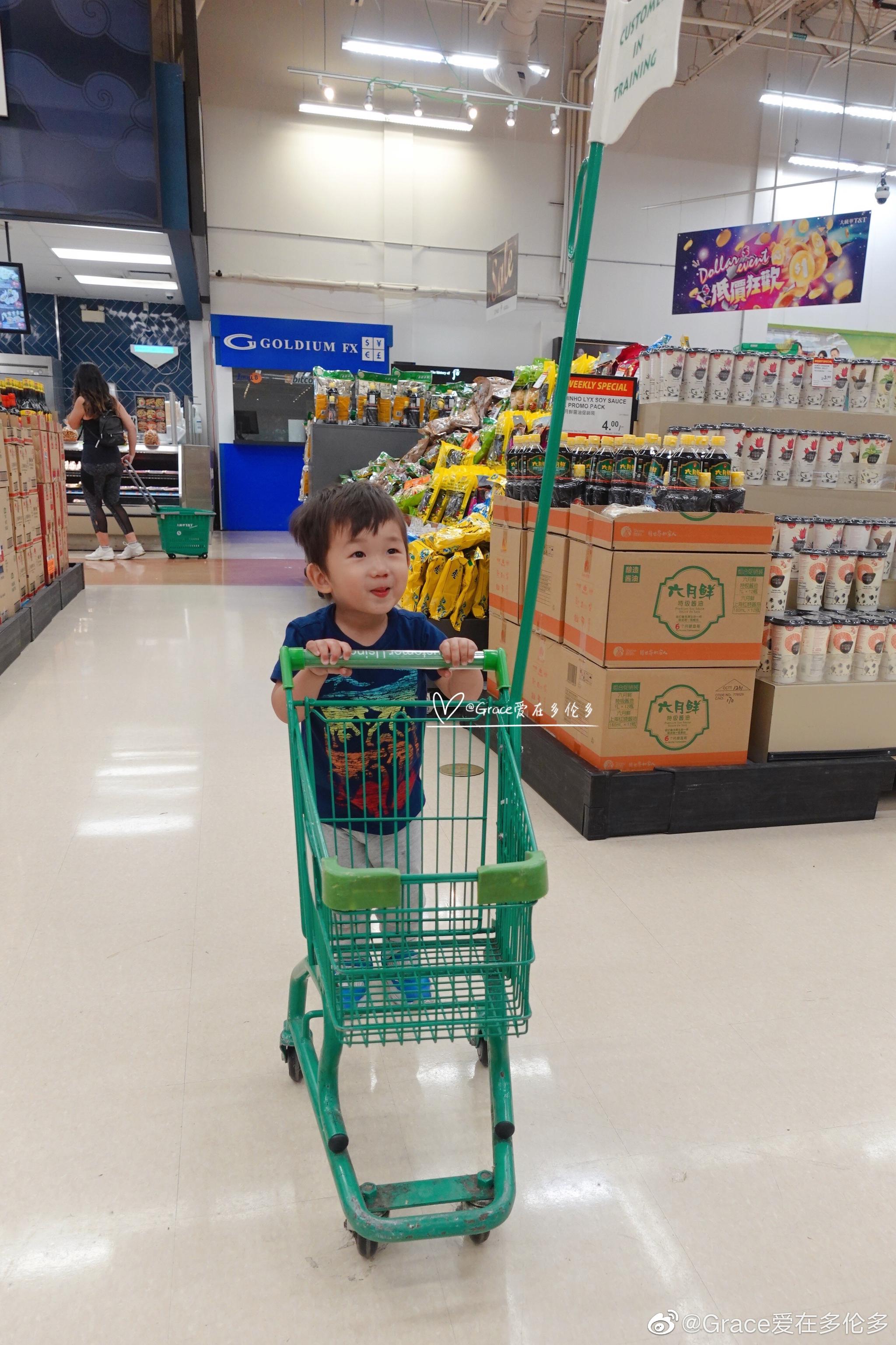 很多超市会贴心地给小朋友准备迷你购物车