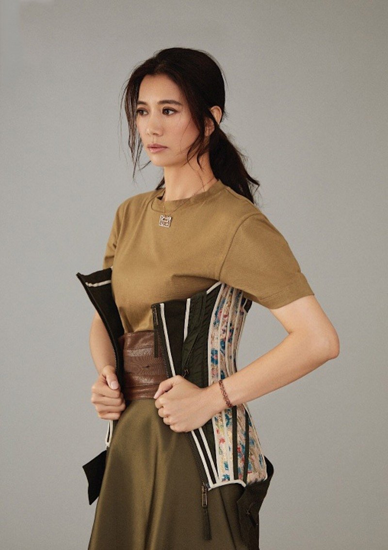 台湾女星袁咏仪率真时尚杂志性感写真集