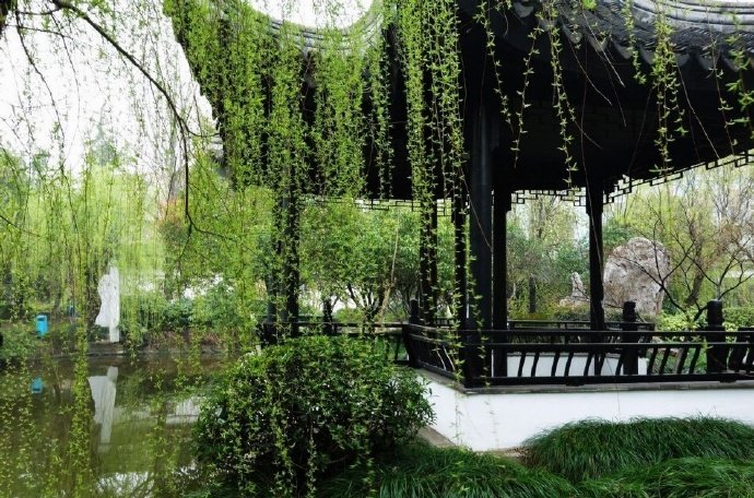 小雨如酥：天街的温润画卷与诗意写实 (小雨如酥落便收)