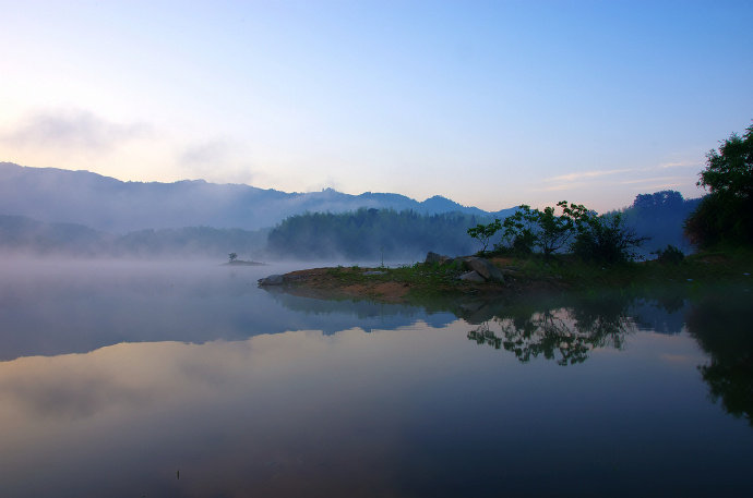 共眠一舸听秋雨,小簟轻衾各自寒。早安|秋雨_新浪新闻