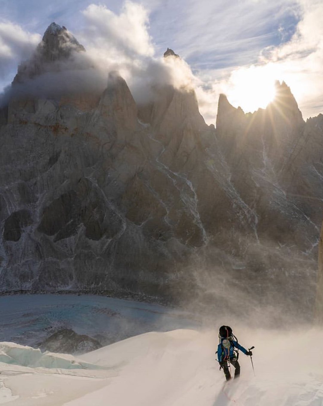 早啊cerrotorre为南美州南端patagonia山区中一座著名山峰