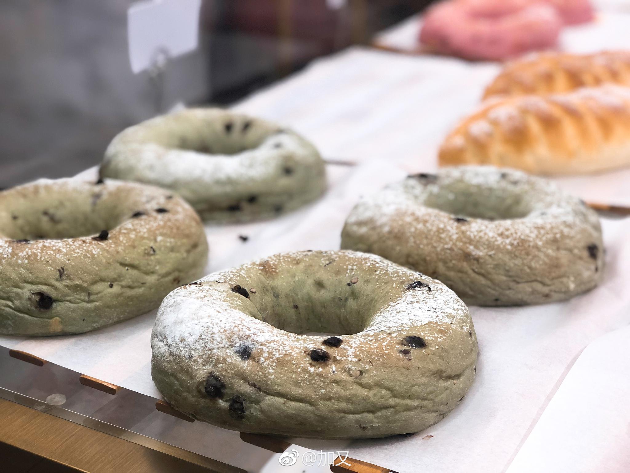 奈雪の茶很好吃,每次来必点榴莲包,这次尝试了芒果和巧克力系列