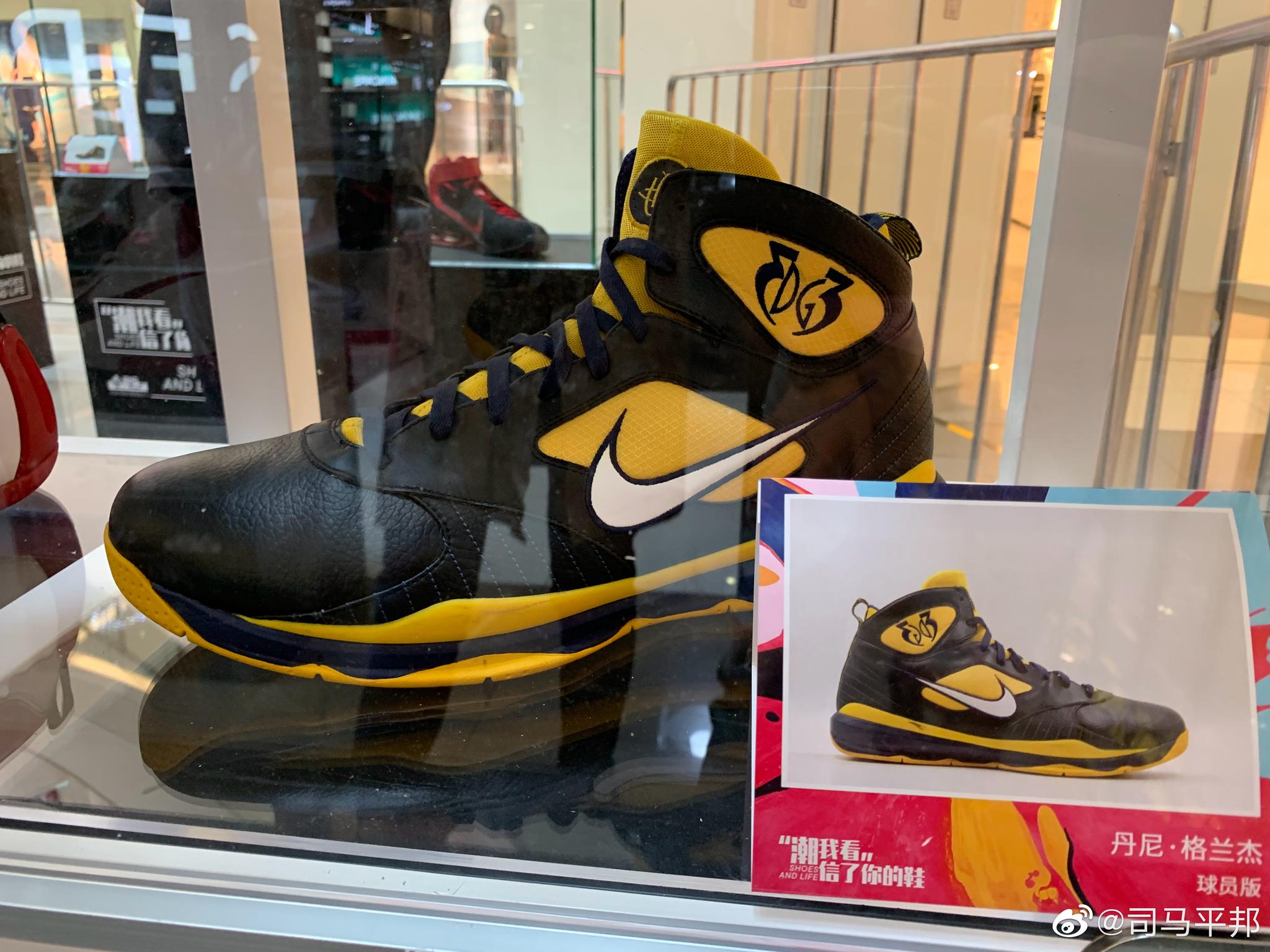 一组nba球星签名的耐克(飞人)球鞋展览.