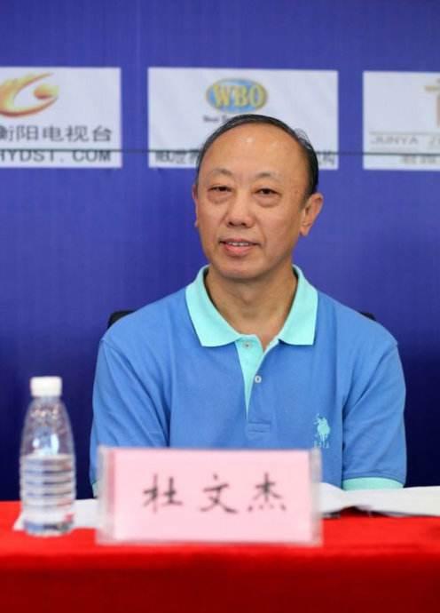 最多的记者之一,也是央视《世界职业拳王争霸赛》的御用解说,与王国钧