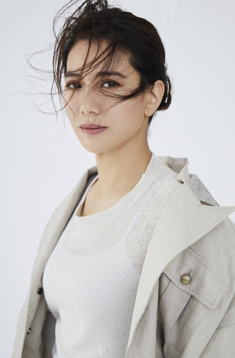 台湾女星袁咏仪率真时尚杂志性感写真集