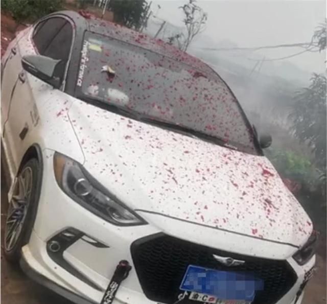 农村就能随便停车?回家过年被鞭炮"炸满"!网友:可怜的车?