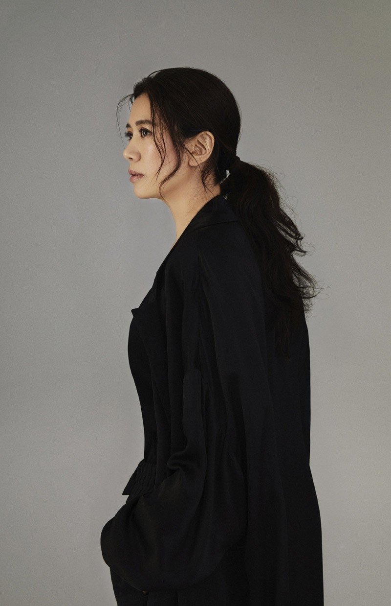 台湾女星袁咏仪率真时尚杂志性感写真集