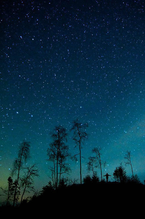 最暗的夜才会看见最美的星光人生亦是如此行在路上