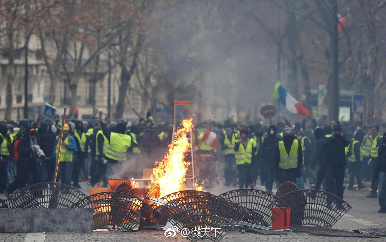 法国工会再次爆发全国示威：33.9万人游行 8万警力严阵以待