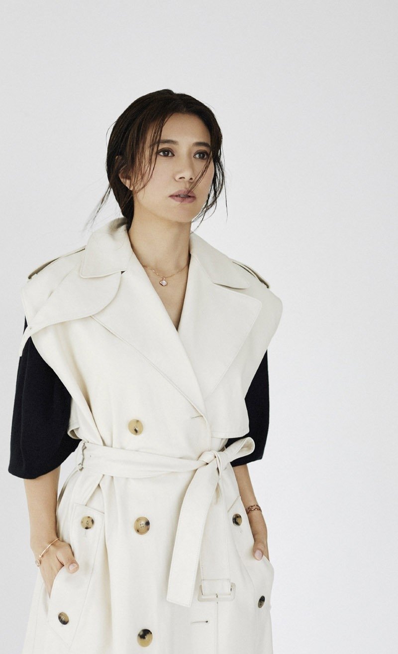 台湾女星袁咏仪率真时尚杂志性感写真集