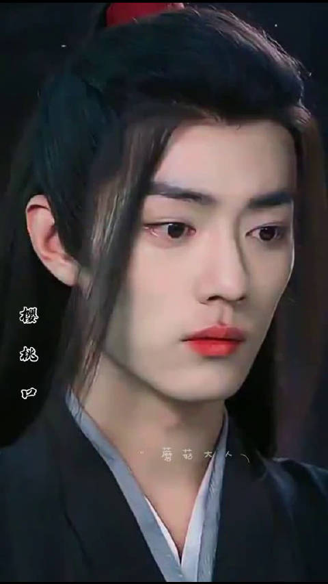 剑眉星目,高鼻薄唇,英气逼人,棱角分明.俊美,邪魅狂娟