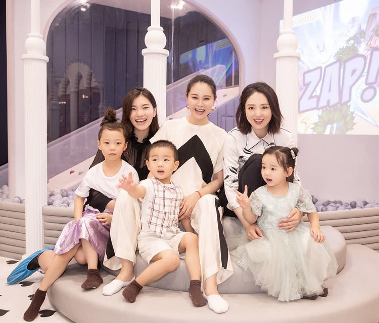 董璇亲子餐厅开业 杨幂父母,李小璐马伊琍等半个娱乐圈捧场