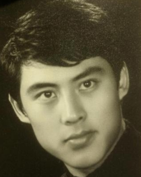 路边捡来的角色让他一夜成名长得帅却无绯闻姐弟恋恩爱至今