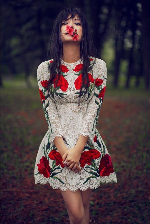 嘴里叼着花的女星,迪丽热巴冷艳,杨幂妩媚,最后一个最迷人