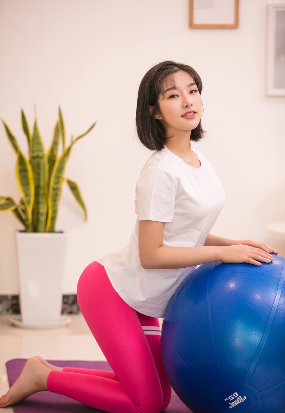 穿紧身衣健身练习瑜伽球,这种运动太有美感了吧 讲真