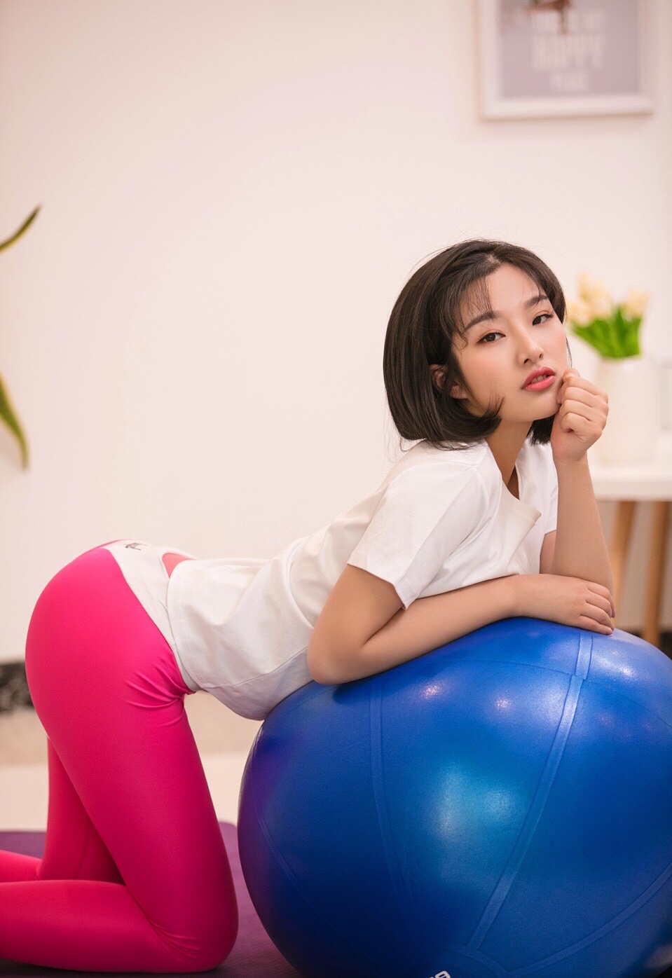 穿紧身衣健身练习瑜伽球,这种运动太有美感了吧 讲真