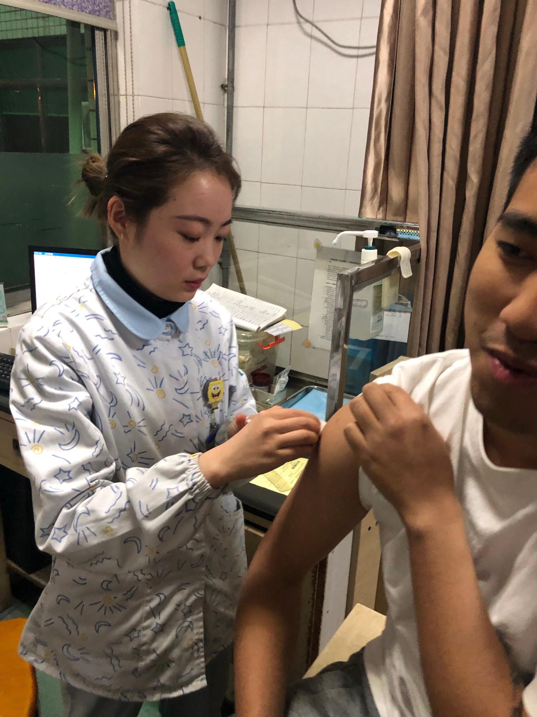 舒服了,志豪被猫抓了在打针,大腿两针,手臂两针,天道有轮回