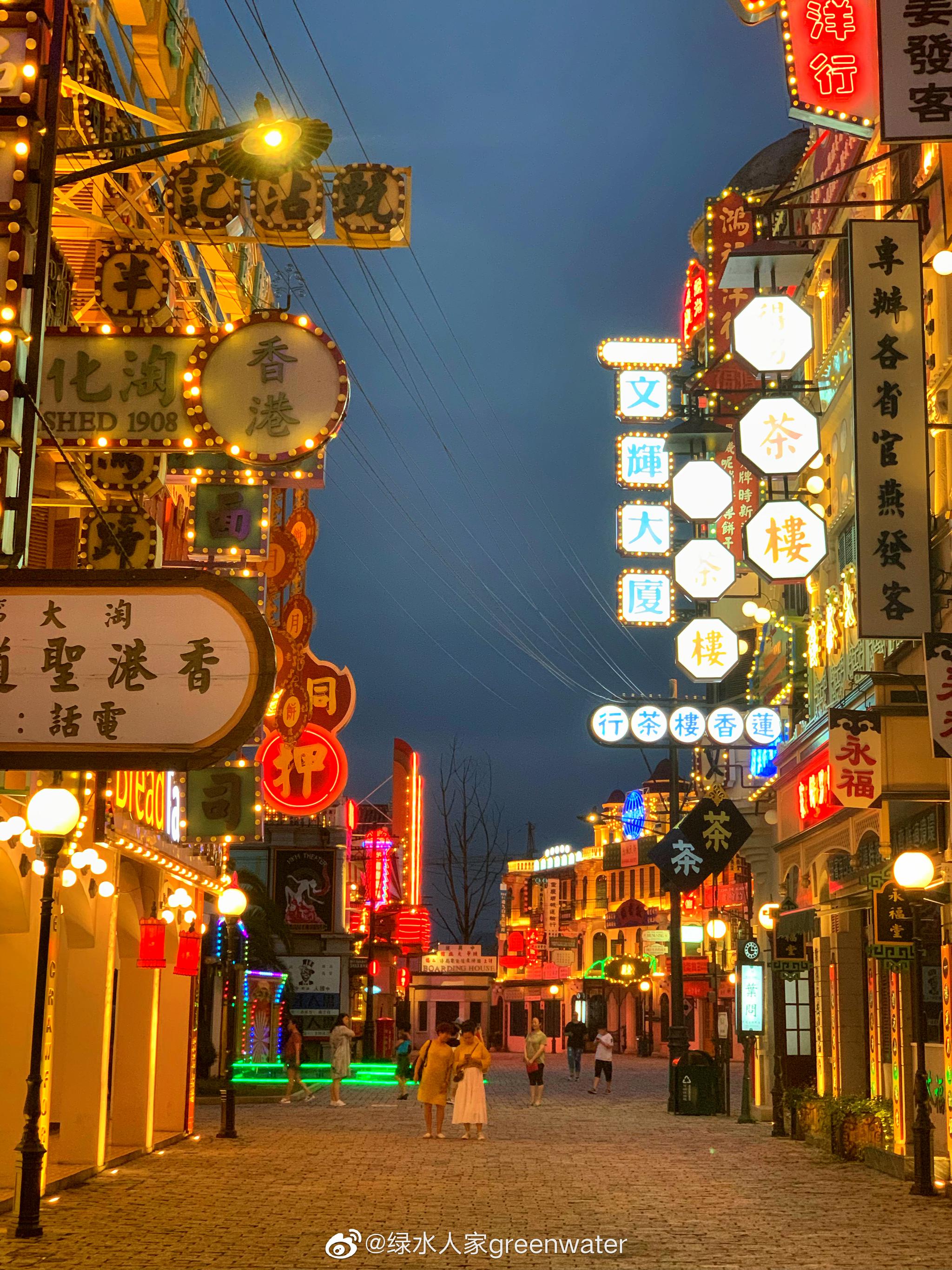 广州街香港街景区是为配合谢晋导演拍摄历史巨片《鸦片战争》而兴建的