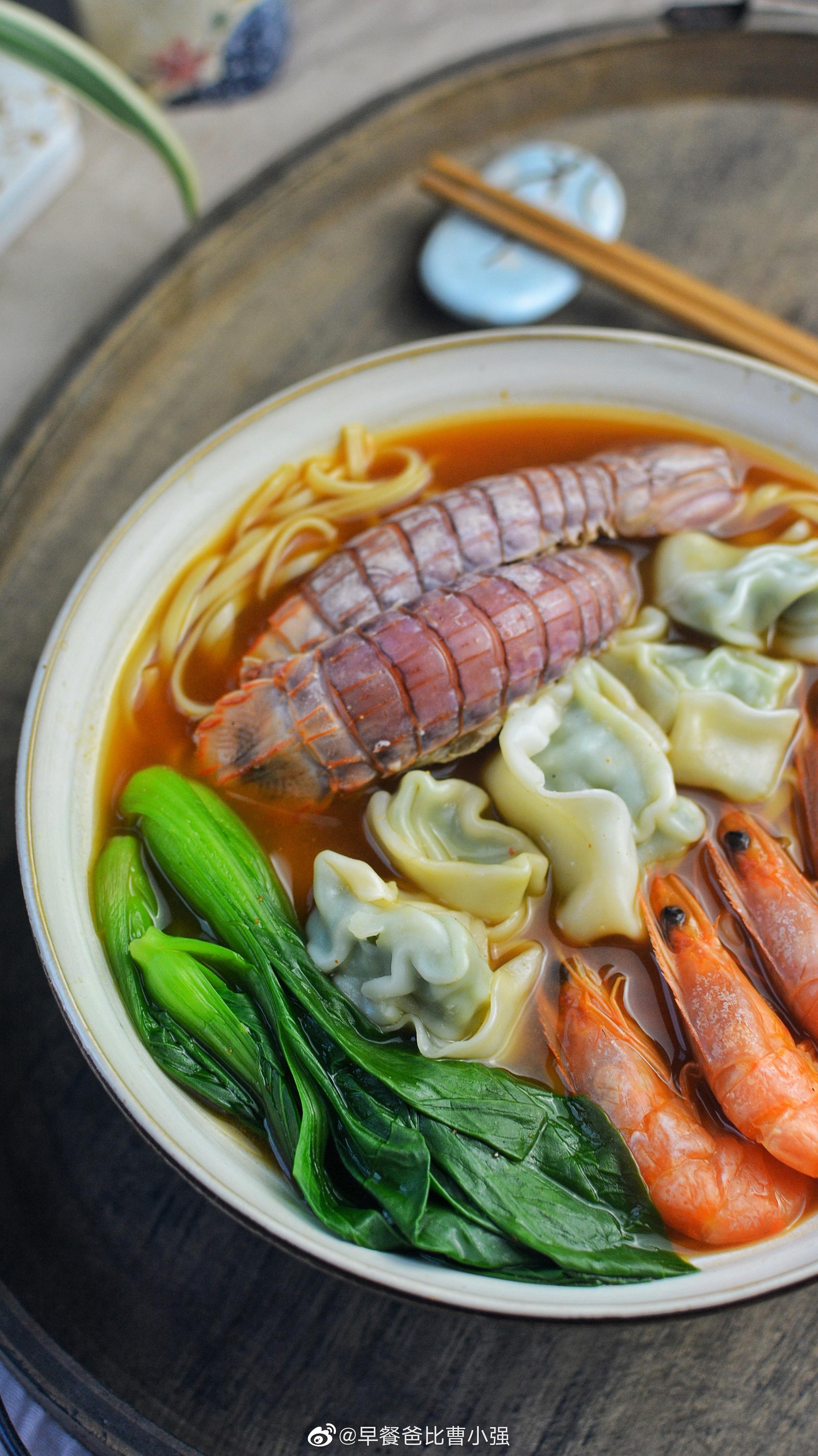 今天是第1114天天天晒早餐 一天都没断今天早餐 海鲜馄饨面这几天