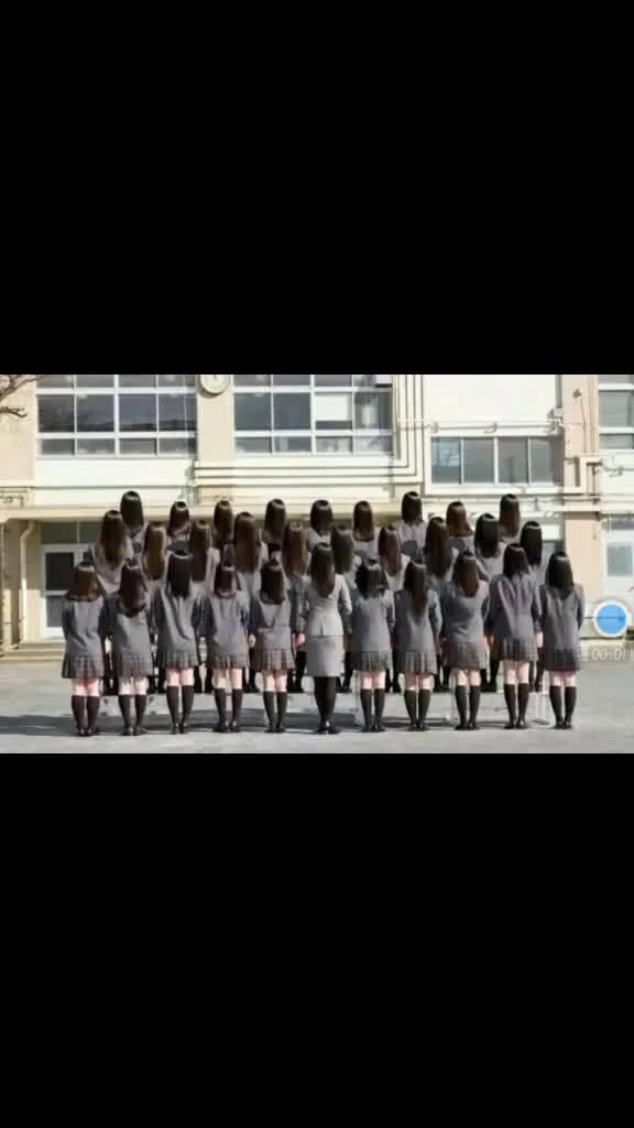 这是一个学校的集体照,但照出来之后,堪称世界上最诡异的集体照