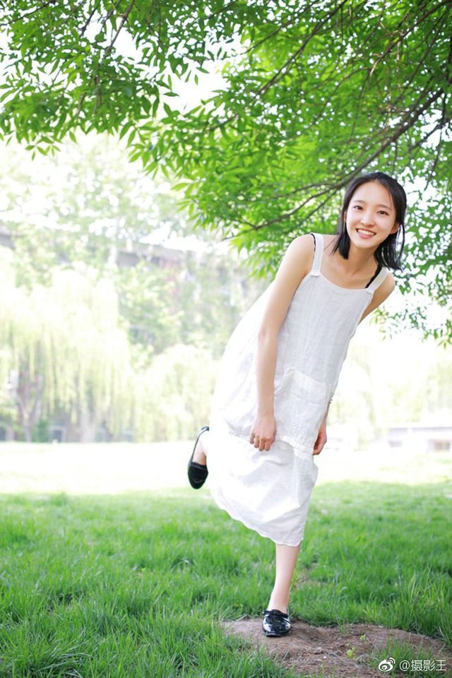 阳光明媚清纯笑容开朗文静女孩娇嫩俏皮甜美户外迷人写真集