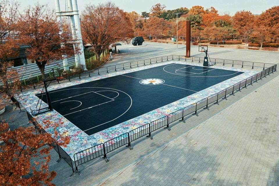 权志龙与 nike 共同为首尔奥林匹克公园捐赠了一个篮球场