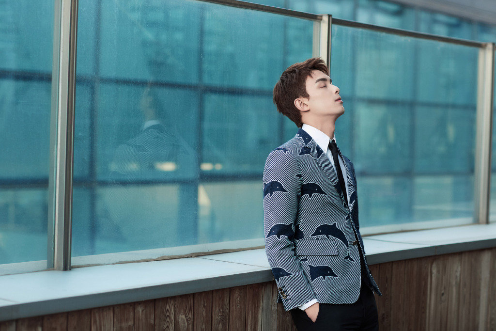 吴磊身着印有海豚图案的西装,真的是既帅气又可爱._高清图集_新浪网