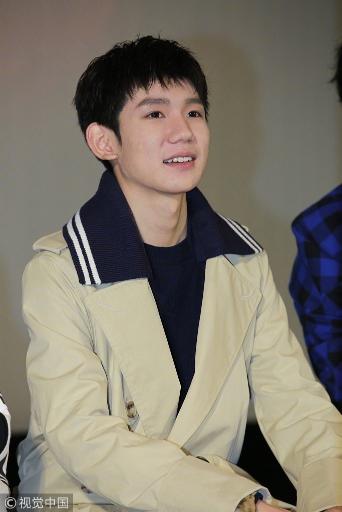 王源新发型萌萌哒,之前的头发扎眼睛所以就剪了短发,自己很满意