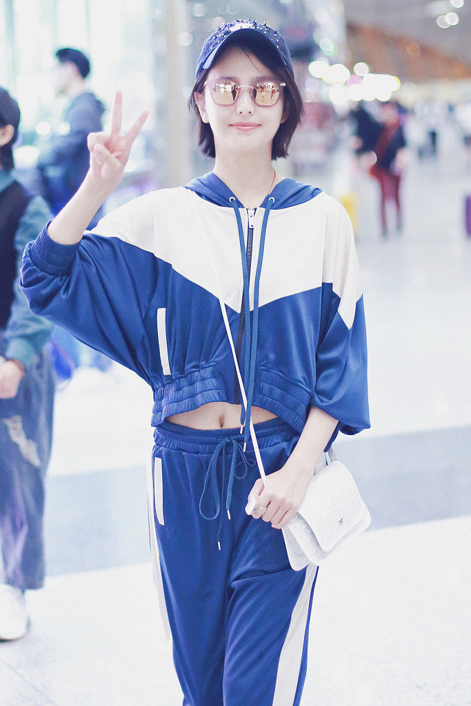 佟丽娅穿校服款运动装变身学生妹青春又减龄|学生妹|运动装|佟丽娅