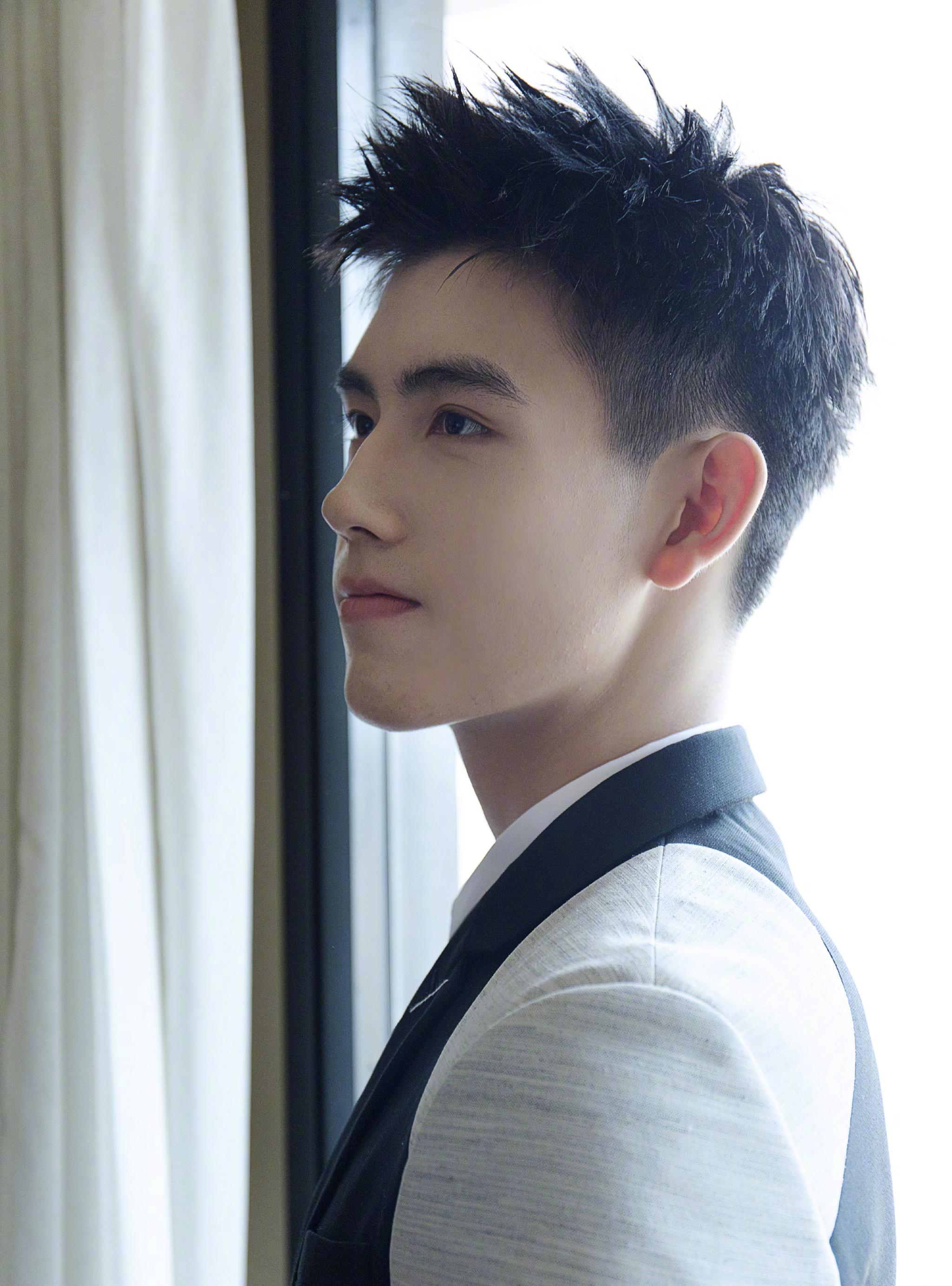 怎么了,很帅一少年啊别扯乱七八糟的了,看看陈飞宇的盛世美颜吧