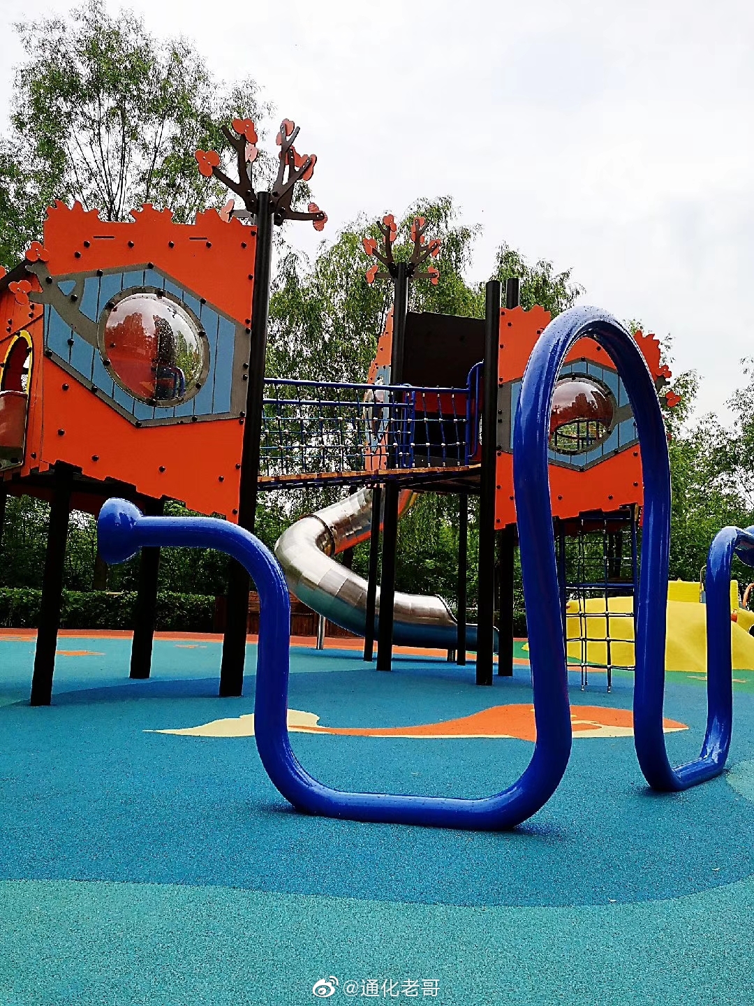 佟佳江公园"枫趣"儿童游乐广场在广大市民的期盼下于今日(6月9日)