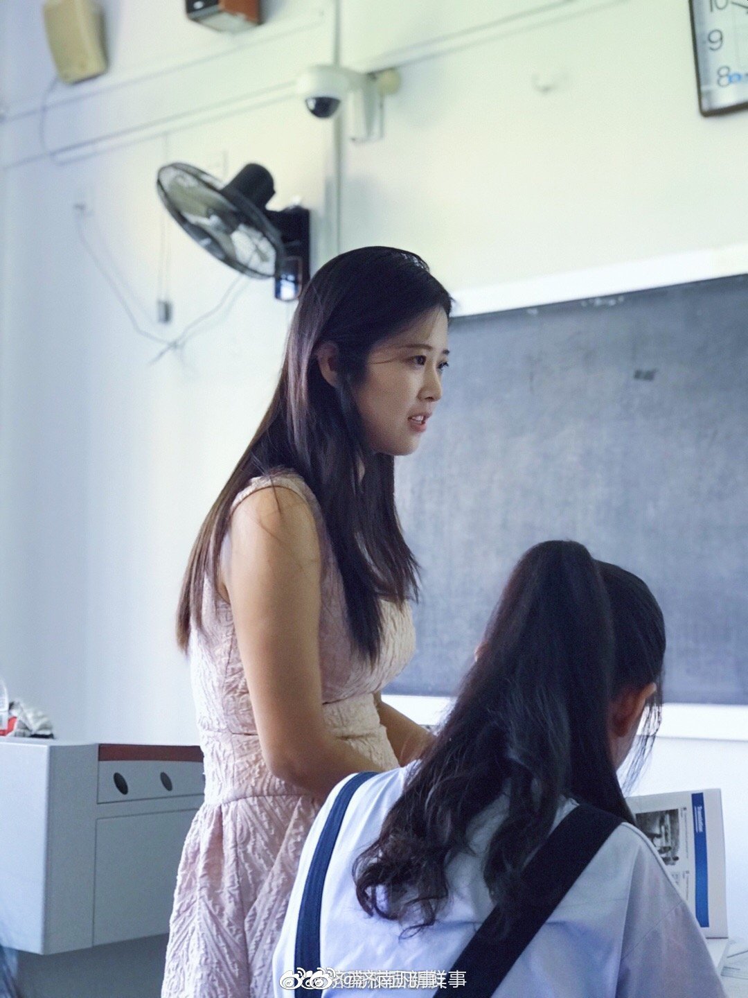 网友提供最新山东青年政治学院的美女英语老师图片