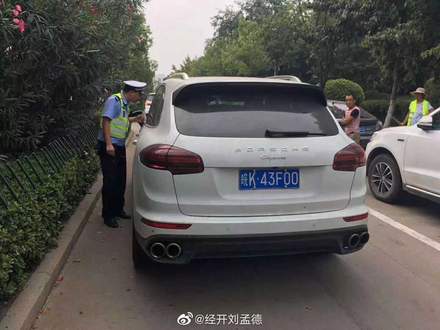 8月21日下午一辆保时捷·卡宴车牌号皖k43f00在安徽阜阳城区道路呈