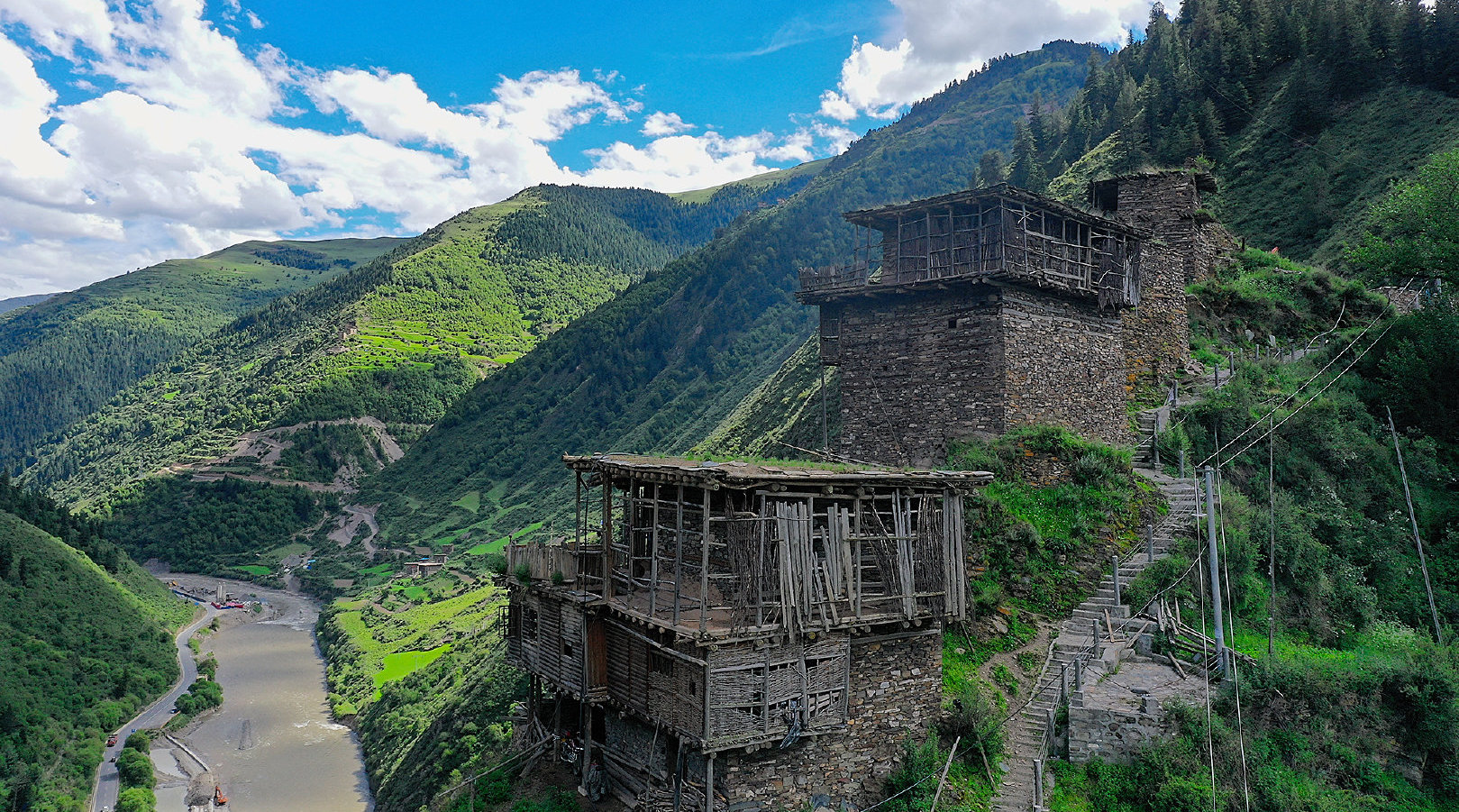 阿坝建在悬崖峭壁上的修卡悬天藏寨 vloga趣拍中华网络大咖阿坝行开心