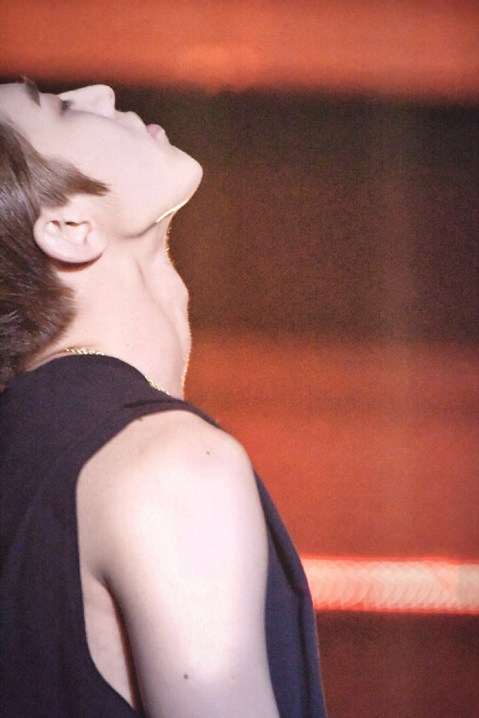 这性感的喉结,结实的肌肉,有没有被蔡徐坤小哥哥撩倒的?