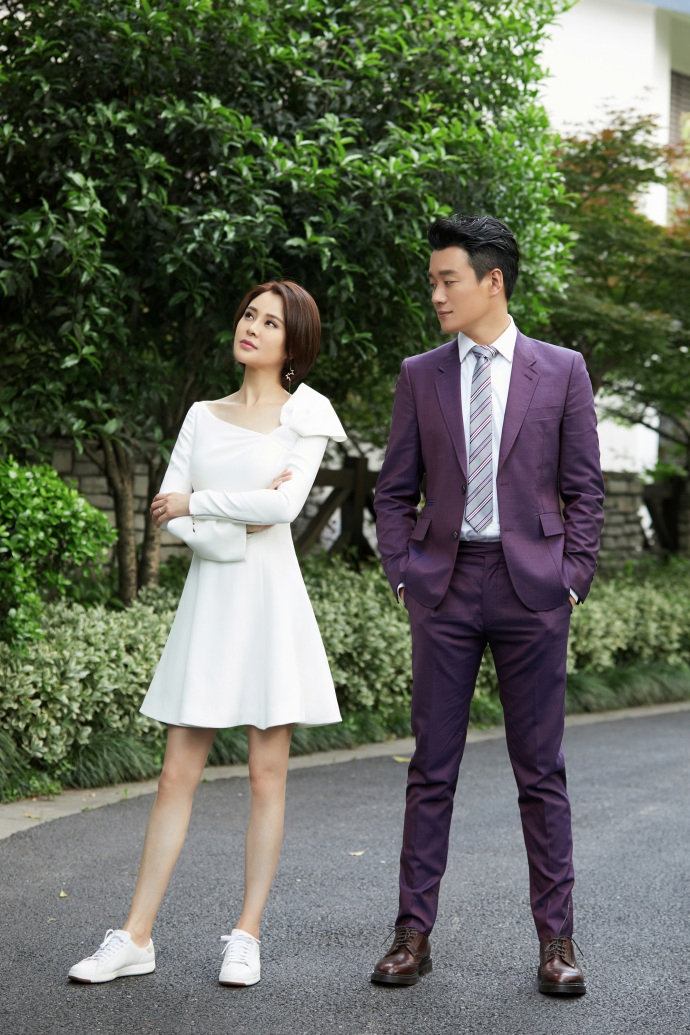 成名后娶了自己老师,婚后8年生了三个孩子,今妻子近40岁仍美艳