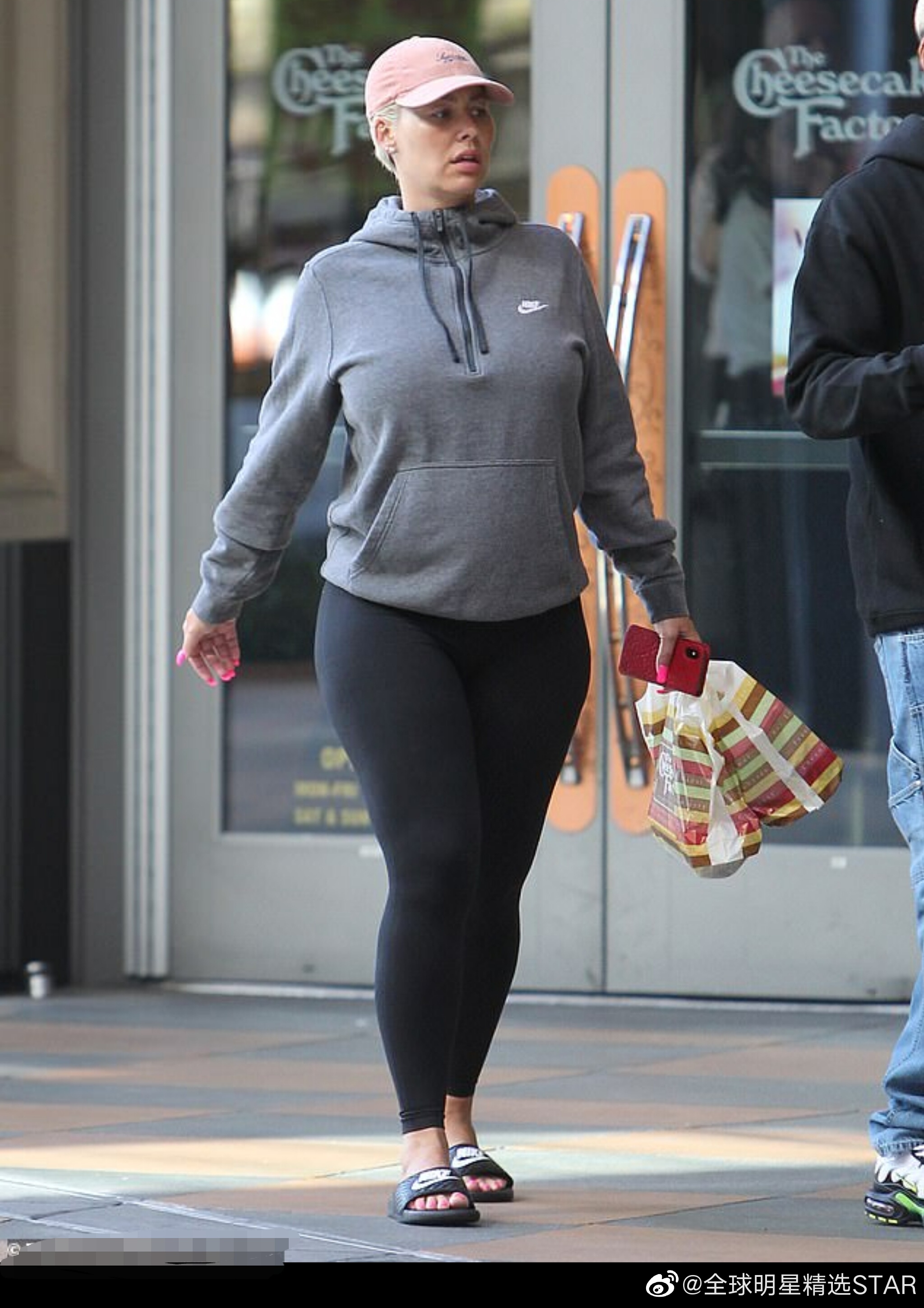 哈登前女友穿着耐克拖鞋出街怀孕在身身材日渐发福