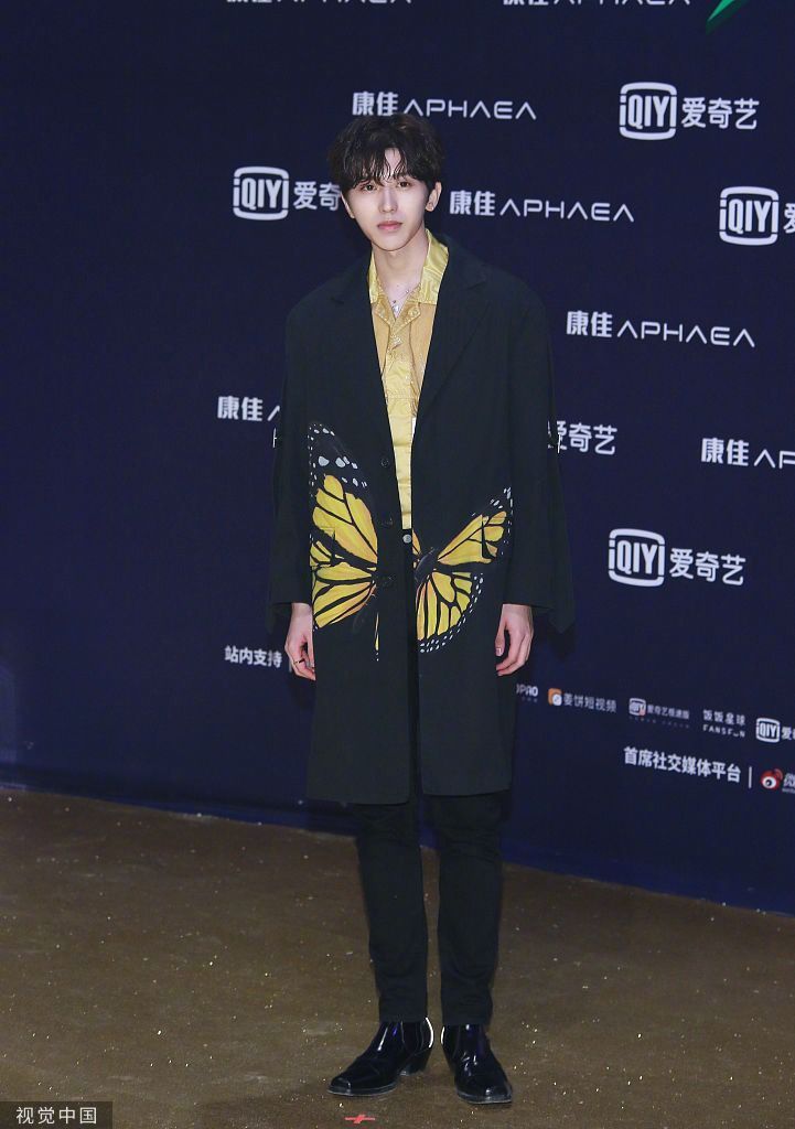 蔡徐坤一身黄色蝴蝶大衣,今天这身造型你可吗?