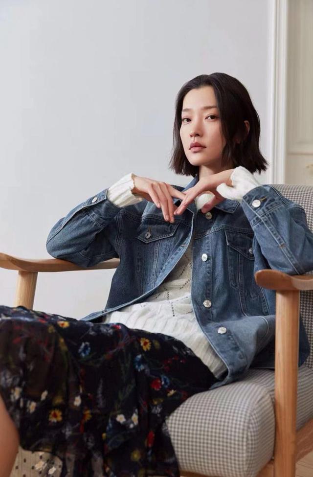 杜鹃非常适合这种短发造型,不论是何种衣着穿在身上最好是那种不带有